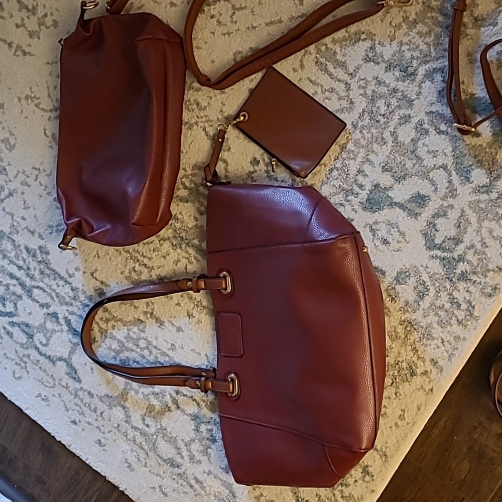 New condition vegan totes with attached coin purses and addtl matching bags - Picture 3 of 14
